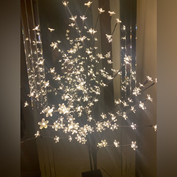 🌸NEW CHERRY BLOSSOM TREE INDOOR OUTDOOR 5 FOOT LED WITH BOX. CAN USE TO DECOR. - Picture 6 of 16